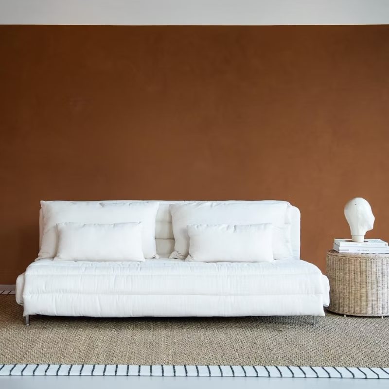 Witte bank voor een terracotta muur