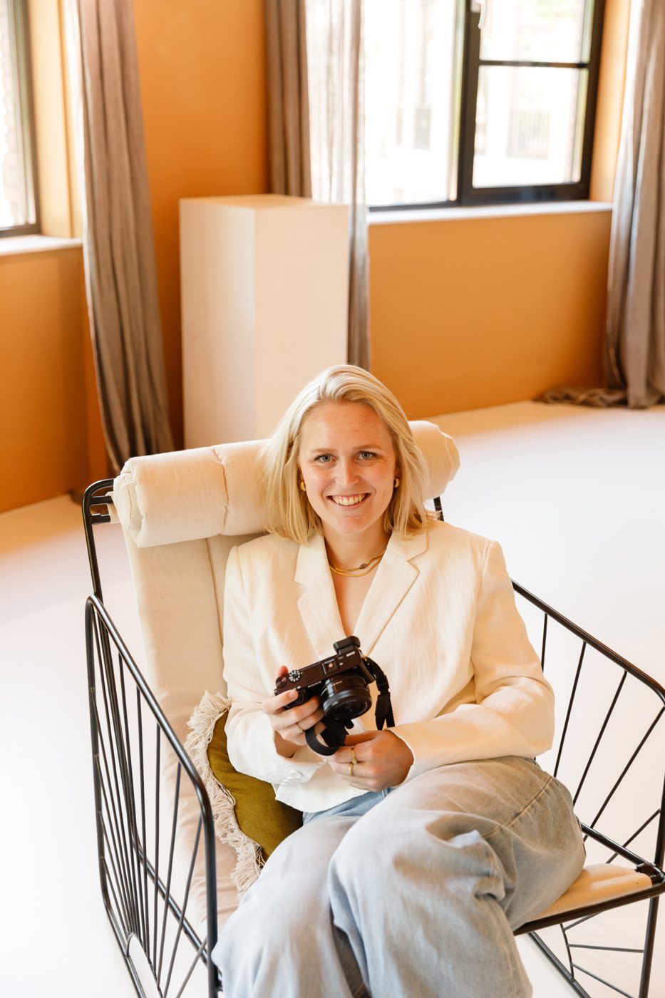 Jackie in een stoel met een camera